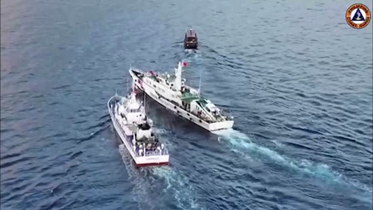 Čínské lodě blokovaly filipínské, narážely do nich